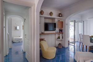 A television and/or entertainment centre at VILLA MARINA PICCOLA ai FARAGLIONI