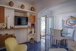 A television and/or entertainment centre at VILLA MARINA PICCOLA ai FARAGLIONI