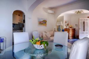 A seating area at VILLA MARINA PICCOLA ai FARAGLIONI