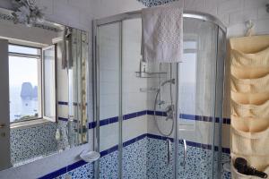 A bathroom at VILLA MARINA PICCOLA ai FARAGLIONI Még 37 kép