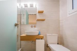 La salle de bains est pourvue d'un lavabo et de toilettes. dans l'établissement San Marco Luxury Apartment Zante, à Zante
