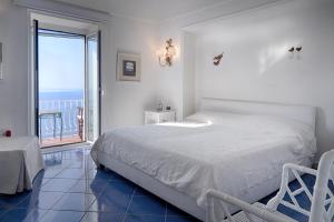 A bed or beds in a room at VILLA MARINA PICCOLA ai FARAGLIONI
