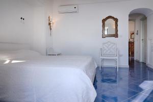 A bed or beds in a room at VILLA MARINA PICCOLA ai FARAGLIONI