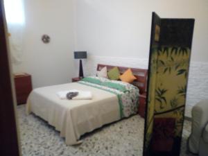 ein Schlafzimmer mit einem Bett in einem Zimmer mit einem Spiegel in der Unterkunft Casa Mia in Martina Franca