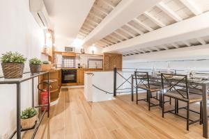 a kitchen and dining room with a table and chairs at Thebestinrome Orbitelli in Rome