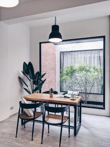台南的住宿－蓋茨比公寓，一间带桌椅和窗户的用餐室
