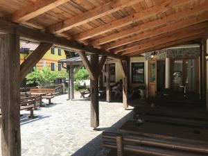 einem Holzpavillon mit Bänken in einem Park in der Unterkunft Guest House Hober in Prevalje