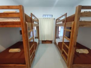 Postel nebo postele na pokoji v ubytování Gedhong Hostel + 33 fotografií
