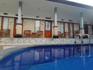 Bazén v ubytování Gedhong Hostel nebo v jeho okolí