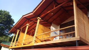 ein Haus, das mit einer Holzfassade gebaut wird in der Unterkunft Daban Homestay Ella in Ella