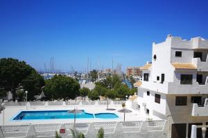 widok na budynek i basen w obiekcie Las Alas del Mar. w mieście La Manga del Mar Menor