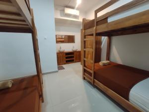 Postel nebo postele na pokoji v ubytování Gedhong Hostel