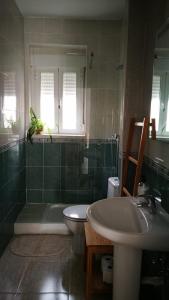 a bathroom with a sink and a tub and a toilet at Las Covachuelas (VuT) in Avila