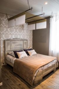 a bedroom with a large bed in a room at Chambres d'hôtes Le Pessac in Vielmur