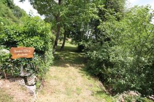una señal para un campo de golf junto a algunos árboles en Ferme d'Andree, en Chaudenay-le-Château