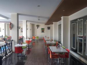 una sala da pranzo con tavoli e sedie rosse di Pacific Hotel Ambon a Ambon