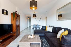 sala de estar con sofá y mesa en Spacious Beachfront Flat with Sea Views and Private Indoor Parking, en Benalmádena