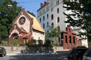 una iglesia con un reloj al lado de un edificio en Mini- Smart апартаменти в центральній частині Львова, en Leópolis