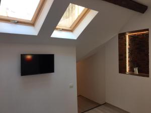 Habitación con TV de pantalla plana y ventana. en BrasovApart Piata Sfatului 2, en Brasov