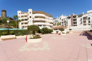 een binnenplaats in een gebouw met gebouwen bij Spacious Beachfront Flat with Sea Views and Private Indoor Parking in Benalmádena
