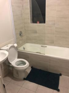 ein Badezimmer mit einem WC, einer Badewanne und einem Waschbecken in der Unterkunft The Square 11 Private Suite in Port Elizabeth