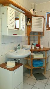 Salle de bains dans l'établissement Sonnenbühl Inn Suite & Garden an den Thermen '35C'
