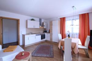 A kitchen or kitchenette at Seepension Neubacher KG