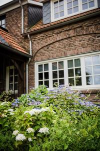 una casa con un mazzo di fiori davanti di Aan de Molenberg a Broekhuizen