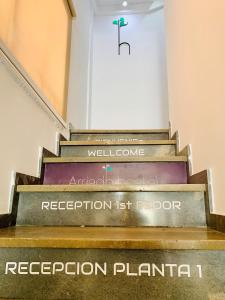un escalier avec un panneau indiquant la réception prévue dans l'établissement Arriadh, à Cordoue