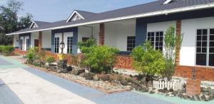ein Haus mit Garten davor in der Unterkunft Seri Kenangan in Kota Samarahan