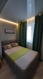 Postel nebo postele na pokoji v ubytování Смарт квартира в Новострое у метро Дворец Спорта + 4 fotografie