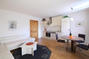 A kitchen or kitchenette at Seepension Neubacher KG
