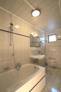 A bathroom at Seepension Neubacher KG