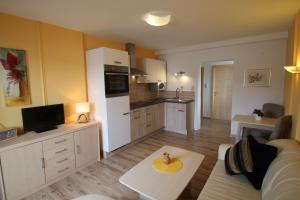 A kitchen or kitchenette at Seepension Neubacher KG