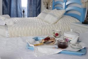 a tray with a breakfast on a bed at Paraíso Azul, AL in Vila Franca do Campo