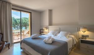 Postel nebo postele na pokoji v ubytování S'Agaró Hotel Spa & Wellness