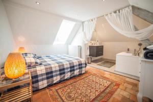 sypialnia z łóżkiem i łazienką w obiekcie Maison des 7 lieux w mieście Chablis