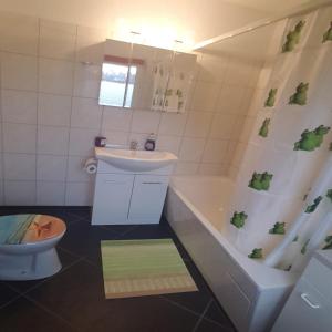 La salle de bains est pourvue d'une baignoire, d'un lavabo et de toilettes. dans l'établissement Ferienhaus Günther Werder-Havel, à Werder