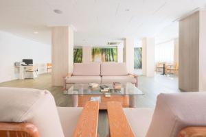 A seating area at azuLine Hotel Bahamas y Bahamas II