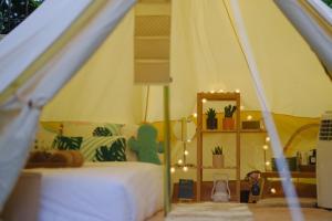 uma pessoa tirando foto de um quarto em uma tenda em O Little Tent de Koh Chang em Ranong