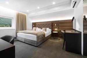 Postel nebo postele na pokoji v ubytování Garni Hotel Cirman