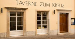 zwei Türen an der Seite eines Gebäudes in der Unterkunft Hotel Taverne zum Kreuz in Olten