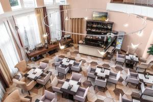 an overhead view of a restaurant with tables and chairs at Hotel Minin on Pozharskogo Street in Nizhny Novgorod
