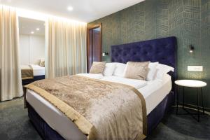 Postel nebo postele na pokoji v ubytování Garni Hotel Cirman