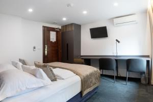Postel nebo postele na pokoji v ubytování Garni Hotel Cirman