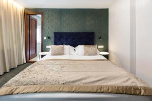 Postel nebo postele na pokoji v ubytování Garni Hotel Cirman