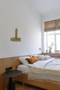 - une chambre avec un lit, une table et une fenêtre dans l'établissement SUNRISE apartment, à Lviv