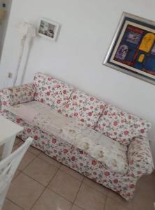 un divano in soggiorno accanto a un tavolo di Beach apartment Neira a Spalato (Split)
