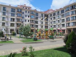 アドレルにあるApartment Na Staroobryadcheskoyの大きなアパートメントで、前に遊び場があります。