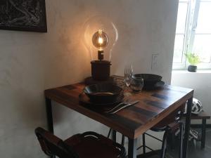 une table en bois avec une lumière au-dessus dans l'établissement Tour de Lacuzon, à Dole